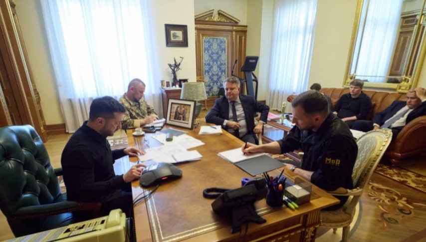 Макрон пообіцяв Україні ППО після удару РФ по Кривому Рогу Макрон пообіцяв Україні ППО після удару РФ по Кривому Рогу